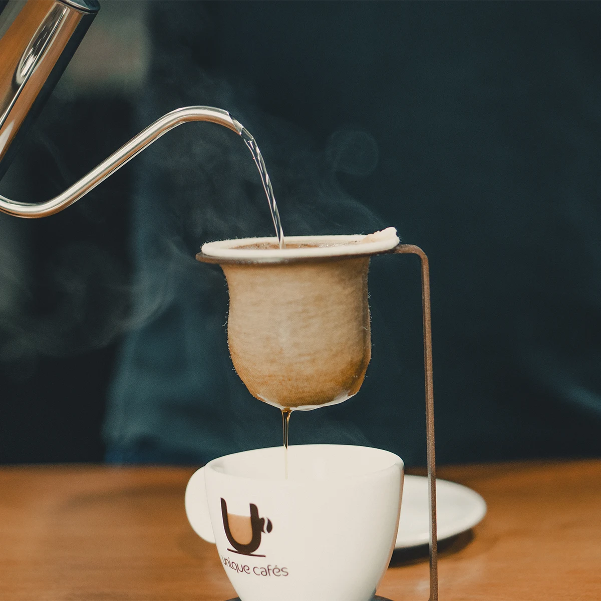 Coador de pano brasileiro clássico com aro de metal