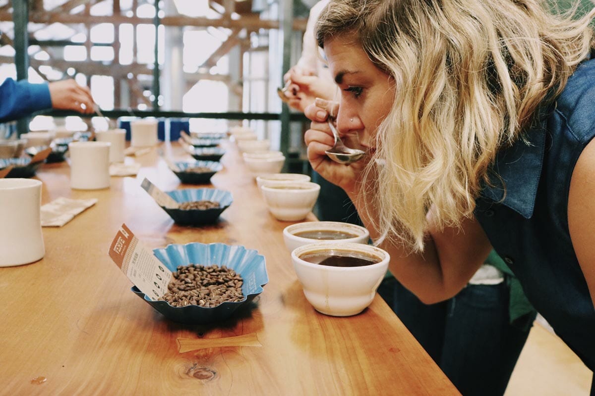 Xícara de café com grãos ao redor